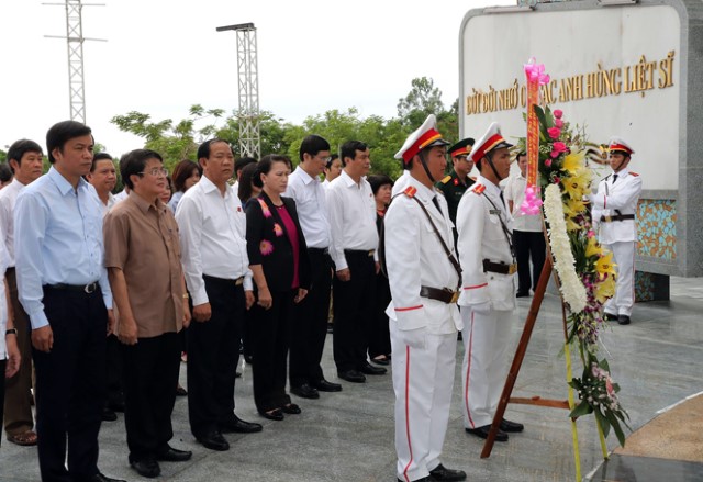 Chủ tịch Quốc hội Nguyễn Thị Kim Ngân dâng hương tưởng niệm tại Nghĩa trang Liệt sĩ tỉnh Quảng Nam và Quần thể Tượng đài Mẹ Việt Nam anh hùng